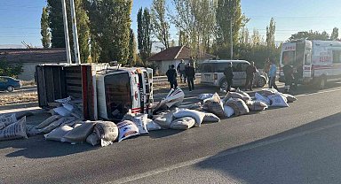 Konya'da kamyonetle hafif ticari araç çarpıştı: 3 yaralı