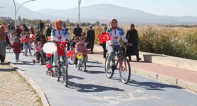 Minik öğrenciler cumhuriyetin 101. yıldönümü için pedal çevirdi