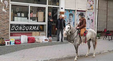 Niğde'nin kadın kovboy muhtarı, atıyla mahalle sakinlerini ziyaret ediyor