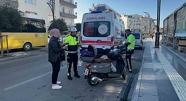 Otomobilin motosiklete çarpıp kaçtığı kazada 2 kadın yaralandı