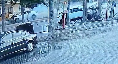 Otomobillerin çarpışması kameraya yansıdı, sürücü anne öldü