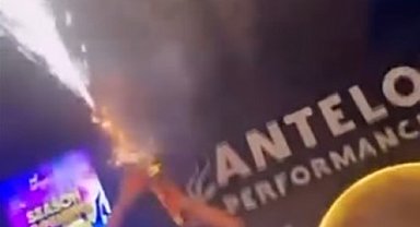 Şov için klarnetine taktığı konfeti ile kendini yaktı