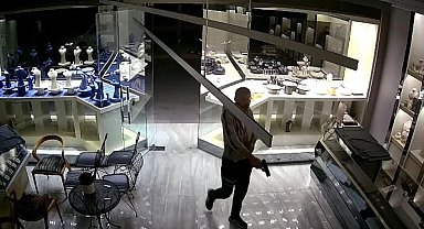 Soyguncuların silahının tutukluk yapması kuyumcuyu ölümden kurtardı
