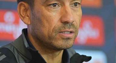 Van Bronckhorst: "Çok değişiklik yapmak zorunda kaldık"
