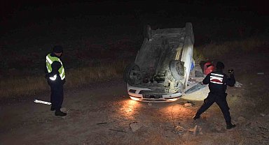 Virajı alamayan otomobil şarampole takla attı: 2 yaralı