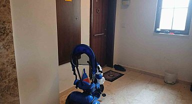 3 yaşındaki kız çocuğunun şüpheli ölümüyle ilgili konuşan komşusu: "Olaydan bir ay önce kadar çocuğun yüzünde yine morluklar vardı"