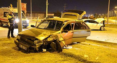 Aksaray'da 2 otomobil çarpıştı: 2'si çocuk 7 yaralı