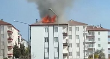 Aksaray'da 5 katlı apartmanın çatısı alev alev yandı