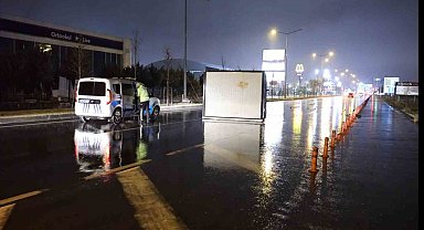 Aksaray'da fırtına konteynerleri karayoluna uçurdu