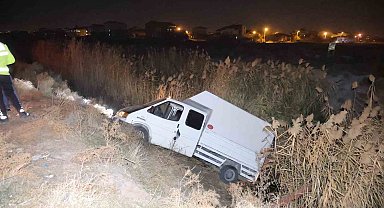 Aksaray'da otomobilin çarptığı kamyonet sulama kanalına düştü: 4 yaralı