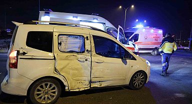 Aksaray'da tır ile hafif ticari araç çarpıştı: 2 yaralı
