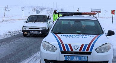 Aksaray'da trafik jandarması kar ve güvenlik kontrolünde