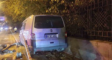 Ankara'da panelvan araç kırmızı ışıkta bekleyen araçların arasında daldı: 1 ölü, 1 ağır yaralı