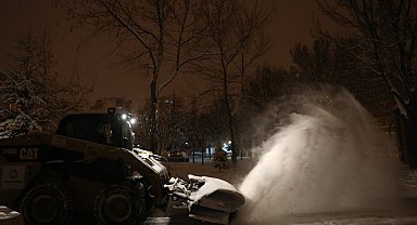 Başkan Çolakbayrakdar, "Kar, şehrimize bereket getirirken, ulaşım güvenliği için de gece gündüz çalışıyoruz"