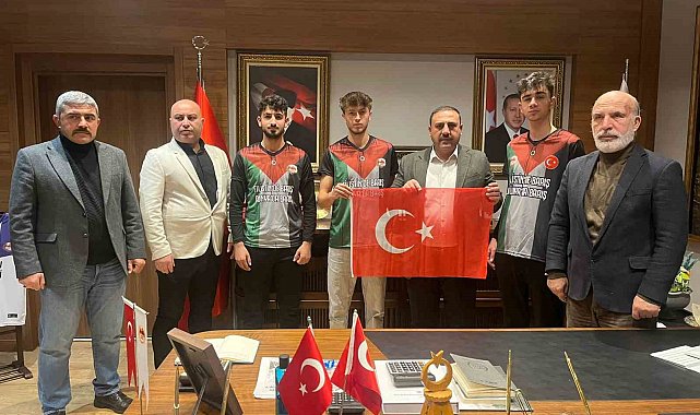 Bu takımın formasında Filistin bayrağı var