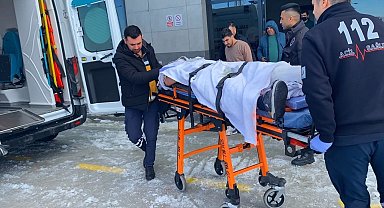 Buzlanan yolda tır devrildi, baba ve oğlu yaralandı