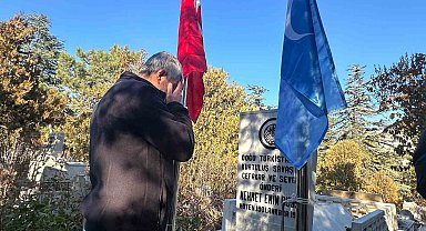 Doğu Türkistan'ın İlk Cumhurbaşkanı Buğra'nın mezarına ülkenin bayrağı dikildi
