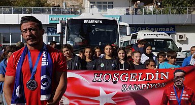 Dünya ikincisi güreşçiye memleketinde coşkulu karşılama
