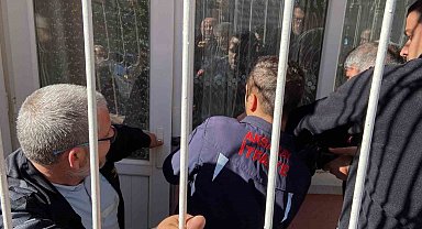 Evinde düşüp yaralanan ve mahsur kalan yaşlı kadını itfaiye kurtarıldı