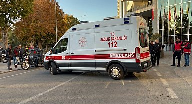 Genci bıçaklayan 2 kişi, kaçarken düşüp yaralandı