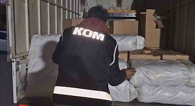 Kamyonet kasasından 821 kilogram kaçak tütün çıktı