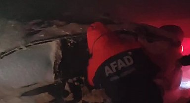 Kara gömülen otomobilin üzerindeki karları elleriyle kazarak vatandaşları kurtardılar