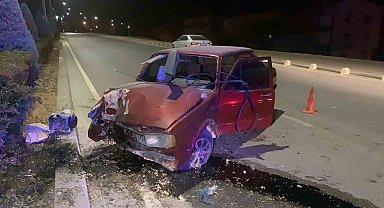 Karaman'da aydınlatma direğine çarpan otomobilin sürücüsü yaralandı
