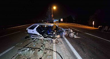 Karaman'da otobüsü sollamak isteyen otomobil refüjdeki ağaçlara çarptı: 2'si çocuk 4 yaralı