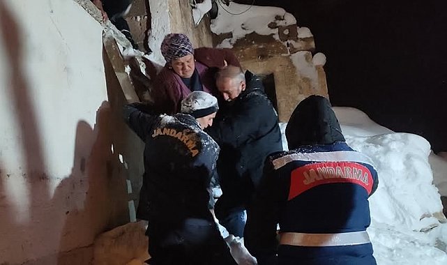 Kayseri'de çatının çökmesi sonucu mahsur kalan karı koca kurtarıldı