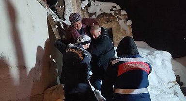 Kayseri'de çatının çökmesi sonucu mahsur kalan karı koca kurtarıldı