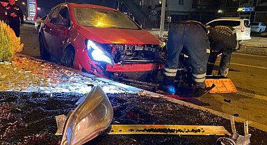 Kaza yapan sürücü hurdaya dönen araçtan inip kayıplara karıştı