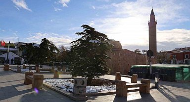 Kırşehir'de kar altındaki tarihi mekanlar hayran bıraktı