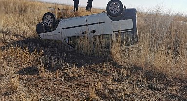 Konya'da hafif ticari araç takla attı: 2'si çocuk 3 yaralı