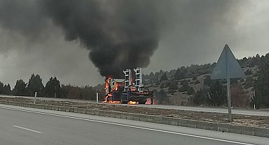 Konya'da oto çekici alev alev yandı