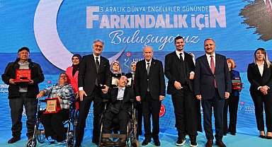 MHP Genel Başkanı Bahçeli, engelli bireylerin anne ve babasının elini öptü