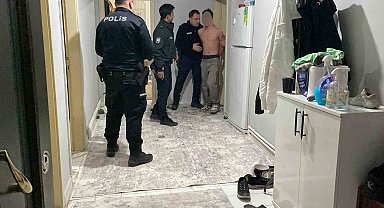 Önce annesine bıçak çekti, sonra kendini odaya kilitledi