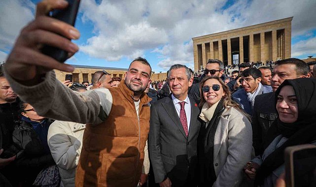 Özgür Özel, Öğretmenlerle birlikte Anıtkabir'i ziyaret etti