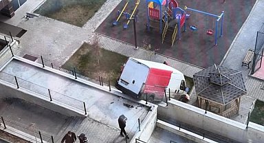 Sürücüsünün el frenini çekmeyi unuttuğu kargo aracı çocuk parkına devrildi