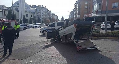 Takla atan otomobildeki dede torun yaralandı