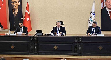 Talas Meclisi'nde Esenyurt Belediyesine kayyum atanmasına ilişkin bildiri okumak isteyen CHP'li üyeye tepki