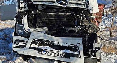 Tır, tankere arkadan çarptı: 2 yaralı