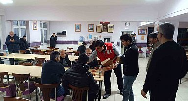 Türk Kızılay kar yağışı nedeniyle yolda kalan vatandaşları yalnız bırakmadı