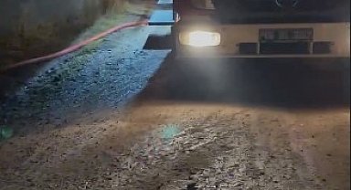 Yıldırım çarpması sonucu yanan besi çiftliğinde maddi hasar oluştu