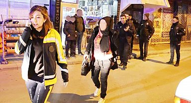 Yolda yürürken bıçaklı saldırıya uğradı, saldırgan kayıplara karıştı
