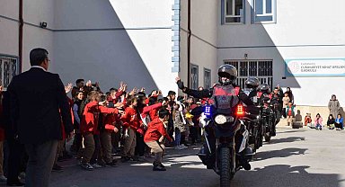 Yunus Timleri'nden ilkokul öğrencilerine nefes kesen gösteri