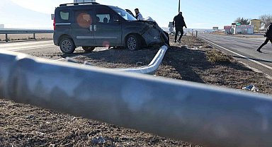 Aksaray'da direğe çarpan araç sürücüsü yaralandı