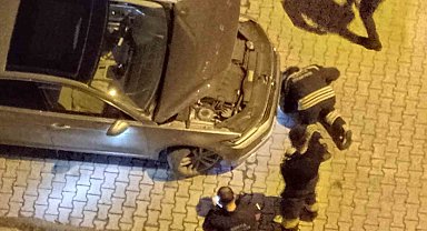 Araç motoruna sıkışan kedi kurtarıldı