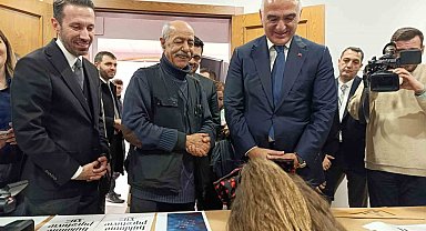 Bakan Ersoy'a Geleneksel El Sanatları Festivali'nde 300 çivi ile yapılan portresi hediye edildi