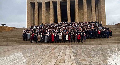 Bakan Göktaş, kadınlarla Anıtkabir'i ziyaret etti