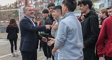 Başkan Ercan okul ziyaretinde coşku ile karşılandı